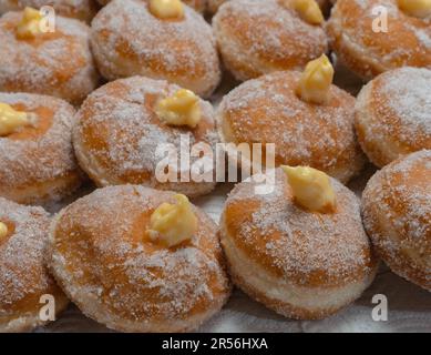 Krafen gefüllt mit Vanille und Marmelade, typisch italienisches Dessert Stockfoto