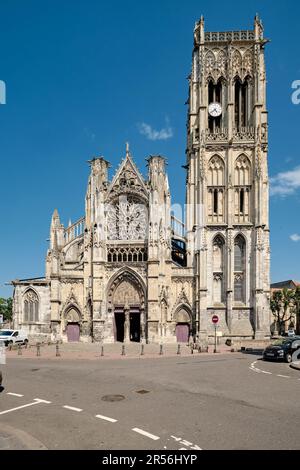 Dieppe, Normandie, Frankreich - September 23 2022: St. Die Jacques-Kirche. Hochgotisches Gebäude, erbaut im späten 12. Jahrhundert. Stockfoto