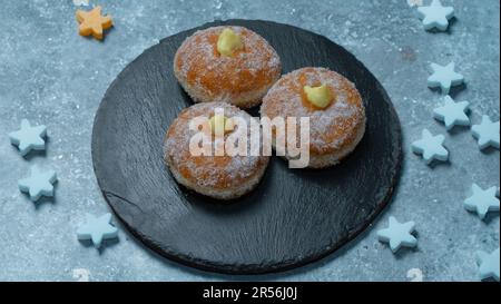 Krafen gefüllt mit Vanille und Marmelade, typisch italienisches Dessert Stockfoto