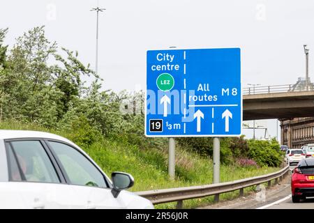 Glasgow City Centre LEZ, Low Emission Zone, Warnschild auf der Autobahn M8, Schottland, Großbritannien, Europa Stockfoto