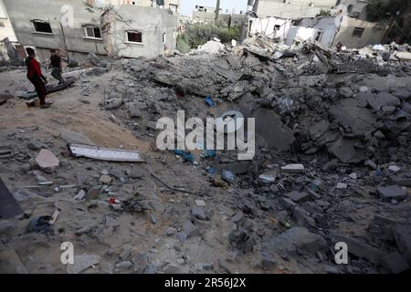 Gaza, Palästina. 31. Mai 2023. Palästinensische Kinder stehen in der Nähe eines Kraters, der durch israelische Luftangriffe in Beit Lahiya, im nördlichen Gazastreifen, während der letzten fünftägigen Kämpfe zwischen Israel und dem Islamischen Dschihad verursacht wurde. (Foto: Yousef Masoud/SOPA Images/Sipa USA) Guthaben: SIPA USA/Alamy Live News Stockfoto