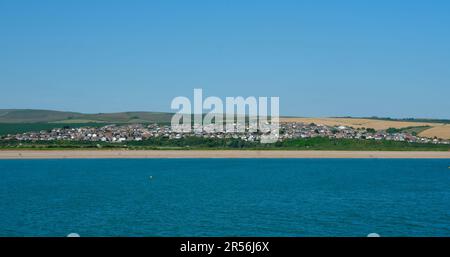 Küste in der Nähe von Bishopstone, Seaford in East Sussex, von der See aus gesehen an einem Sommertag mit klarem himmel von bue. Stockfoto