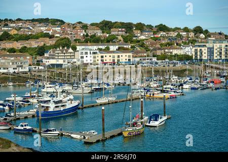 Newhaven, East Sussex, Vereinigtes Königreich - September 18. 2022: Kleine Boote und Yachten in einem traditionellen kleinen britischen Fischereihafen. Stockfoto