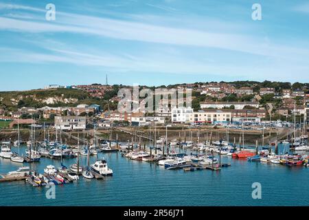 Newhaven, East Sussex, Vereinigtes Königreich - September 18. 2022: Kleine Boote und Yachten in einem traditionellen kleinen britischen Fischereihafen. Stockfoto