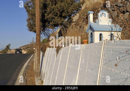 Typischer Schrein (Kandylakia) entlang der Straße auf der Insel Nissiros, Dodekanese, Griechenland Stockfoto