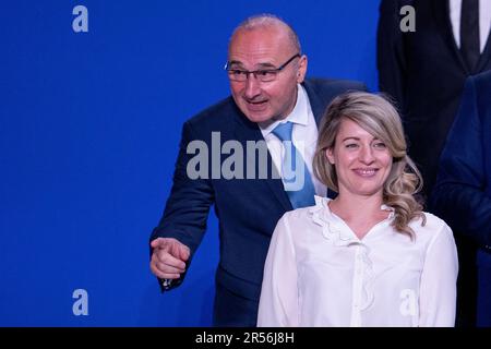 Oslo 20230601. Das sogenannte Familienfoto mit den Außenministern, das während des informellen NATO-Treffens der Außenminister am Donnerstag in Oslo im Rathaus aufgenommen wurde. Montage während und nach der Fotografie. In der ersten Reihe f.v. Außenministerin Mélanie Joly aus Kanada und Außenminister Nikolay Milkov aus Bulgarien. Foto: Javad Parsa / POOL / NTB Stockfoto