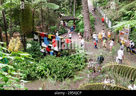 FUNCHAL, PORTUGAL - 24. AUGUST 2021: Dies sind nicht identifizierte Besucher am Eingang zum Monte Tropical Park. Stockfoto