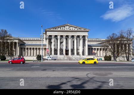 BUDAPEST, HUNGURY - 13. MÄRZ 2013: Dies ist ein Gebäude im neoklassizistischen Stil des Museums der Schönen Künste auf dem Platz der Helden. Stockfoto