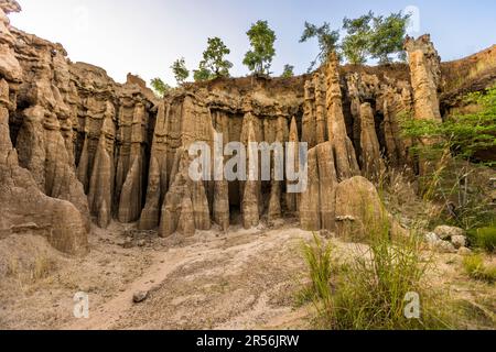 Die Malape-Hügel wurden von der Natur geformt. Der Legende nach waren die Säulen von Geistern bewohnt. Wenn du dich konzentrierst, solltest du sogar Stimmen hören können. Lilomba, Malawi Stockfoto