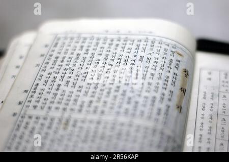 Altes koreanisches Bibelbuch und Gebetskonzepte, altes Bibelbuch, das schwer zu finden ist Stockfoto
