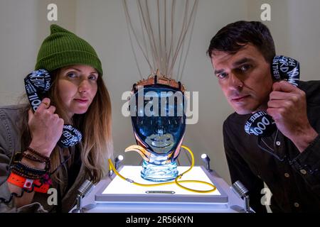 London, Großbritannien. 1. Juni 2023 „Imprinting“ von (L) Beatie Wolf, einer Einrichtung, die sich mit der Natur von Neurologie und Sound befasst, am Eröffnungstag der London Design Biennale 2023 im Somerset House. Mehr als 40 internationale Designaussteller stellen Installationen vor, die Designs präsentieren, die globalen Herausforderungen in einer Vielzahl von Medien begegnen. Die Show findet vom 1. Bis 25. Juni statt. Kredit: Stephen Chung / Alamy Live News Stockfoto