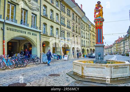 BERN, SCHWEIZ - 31. MÄRZ 2022: Simsonbrunnen-Brunnen mit Skulptur von Samson in der Kramgasse, am 31. März in Bern, Schweiz Stockfoto