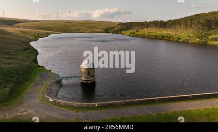 Upper Lliw Valley Reservoir und Windkraftanlage am Betws Mountain in South Wales, Großbritannien Stockfoto