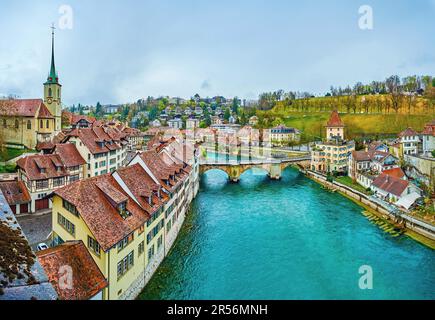 Panoramablick auf den ältesten Teil von Bern mit mittelalterlichen Wahrzeichen, Stadthäusern und dem Fluss Aare, Schweiz Stockfoto