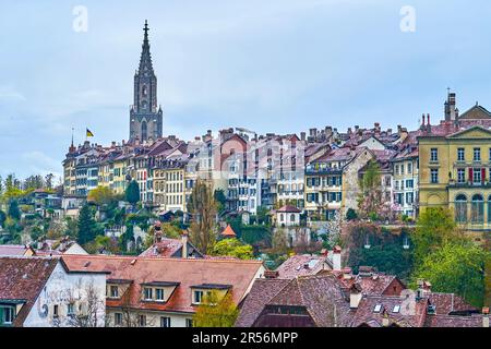 Historischer Teil der Stadt Bern mit hohem Glockenturm der Berner Münsterkirche, Schweiz Stockfoto