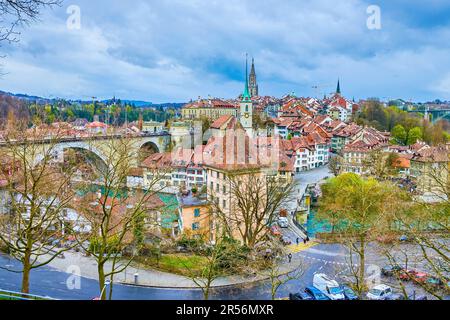 Der Blick auf die mittelalterliche Stadt Bern vom Hügel des Aare-Flusses in der Schweiz Stockfoto