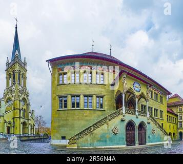 Panorama der wichtigsten Wahrzeichen des Rathausplatzes, des Rathauses und der Kirche St. Peter und Paul, Bern, Schweiz Stockfoto
