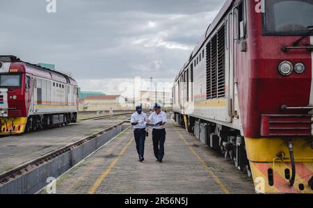 (230601) -- NAIROBI, 1. Juni 2023 (Xinhua) -- der chinesische Ausbilder Jiang Liping (R) und der Lehrling Horace Owiti führen am 23. Mai 2023 eine Lokomotivinspektion in Nairobi, Kenia, durch. Jiang ist Zugführer der Africa Star Railway Operation Company. Er kam 2018 nach Kenia und war für die technische Schulung von Fahrern und die Überwachung des standardisierten Betriebs verantwortlich. Horace ist Jiangs Lehrling, und sie arbeiten zusammen an der Mombasa-Nairobi-Eisenbahn. „Horace ist intelligent und fleißig“, sagte Jiang, „Ich hoffe, dass die Lehrlinge China als Gäste besuchen werden, denn wir sind nicht nur Oberst Stockfoto