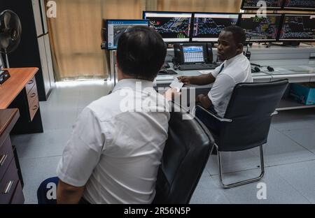 (230601) -- NAIROBI, 1. Juni 2023 (Xinhua) -- chinesischer Lehrer Mao Xin (L) arbeitet mit dem Lehrling Peter Njenga am Bahnhof Nairobi der Mombasa-Nairobi Eisenbahn in Nairobi, Kenia, 23. Mai 2023. Mao arbeitet für die Transportabteilung der Africa Star Railway Operation Company. Er und sein Lehrling Peter Njenga haben gemeinsam an einem Einsatzplan zur Regelung des Zugbetriebs gearbeitet. „Wir haben ohne Vorbehalt chinesische technische Standards nach Kenia gebracht, und die meisten Auszubildenden haben die gleichen Betriebsstandards erreicht.“ Mao sagte, dass er Kenia beim Bau der ersten modernen Eisenbahn helfen würde Stockfoto