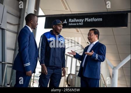 (230601) -- NAIROBI, 1. Juni 2023 (Xinhua) -- chinesischer Lehrer Mao Xin (R) spricht mit Kollegen am Bahnhof Nairobi der Mombasa-Nairobi Eisenbahn in Nairobi, Kenia, 23. Mai 2023. Mao arbeitet für die Transportabteilung der Africa Star Railway Operation Company. Er und sein Lehrling Peter Njenga haben gemeinsam an einem Einsatzplan zur Regelung des Zugbetriebs gearbeitet. „Wir haben ohne Vorbehalt chinesische technische Standards nach Kenia gebracht, und die meisten Auszubildenden haben die gleichen Betriebsstandards erreicht.“ Mao sagte, Kenia beim Bau der ersten modernen Eisenbahn zu helfen, sei ein Highlight Stockfoto