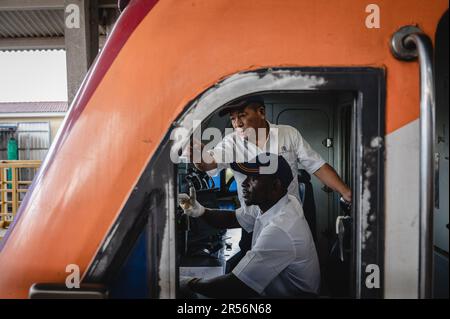 (230601) -- NAIROBI, 1. Juni 2023 (Xinhua) -- Chinesischer Lehrer Jiang Liping (Back) arbeitet mit dem Lehrling Horace Owiti in Nairobi, Kenia, 23. Mai 2023. Jiang ist Zugführer der Africa Star Railway Operation Company. Er kam 2018 nach Kenia und war für die technische Schulung von Fahrern und die Überwachung des standardisierten Betriebs verantwortlich. Horace ist Jiangs Lehrling, und sie arbeiten zusammen an der Mombasa-Nairobi-Eisenbahn. „Horace ist intelligent und fleißig“, sagte Jiang, „Ich hoffe, dass die Lehrlinge China als Gäste besuchen werden, denn wir sind nicht nur Kollegen, sondern auch Freunde Stockfoto