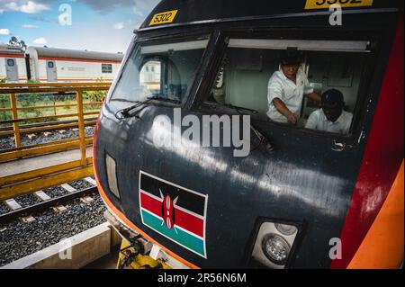 (230601) -- NAIROBI, 1. Juni 2023 (Xinhua) -- der chinesische Ausbilder Jiang Liping (L) und der Lehrling Horace Owiti führen am 23. Mai 2023 in Nairobi, Kenia, eine Lokomotivinspektion durch. Jiang ist Zugführer der Africa Star Railway Operation Company. Er kam 2018 nach Kenia und war für die technische Schulung von Fahrern und die Überwachung des standardisierten Betriebs verantwortlich. Horace ist Jiangs Lehrling, und sie arbeiten zusammen an der Mombasa-Nairobi-Eisenbahn. „Horace ist intelligent und fleißig“, sagte Jiang, „Ich hoffe, dass die Lehrlinge China als Gäste besuchen werden, denn wir sind nicht nur Oberst Stockfoto