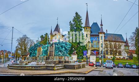 BERN, SCHWEIZ - 31. MÄRZ 2022: Panorama des Welttelegrafen-Denkmaldenkmals und des Berner Historischen Museums im Hintergrund, am 31. März in B Stockfoto