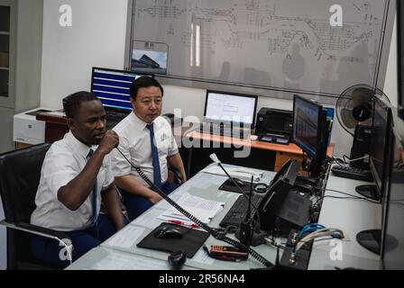 (230601) -- NAIROBI, 1. Juni 2023 (Xinhua) -- chinesischer Lehrer Mao Xin (R) arbeitet mit dem Lehrling Peter Njenga am Bahnhof Nairobi der Mombasa-Nairobi Eisenbahn in Nairobi, Kenia, 23. Mai 2023. Mao arbeitet für die Transportabteilung der Africa Star Railway Operation Company. Er und sein Lehrling Peter Njenga haben gemeinsam an einem Einsatzplan zur Regelung des Zugbetriebs gearbeitet. „Wir haben ohne Vorbehalt chinesische technische Standards nach Kenia gebracht, und die meisten Auszubildenden haben die gleichen Betriebsstandards erreicht.“ Mao sagte, dass er Kenia beim Bau der ersten modernen Eisenbahn helfen würde Stockfoto