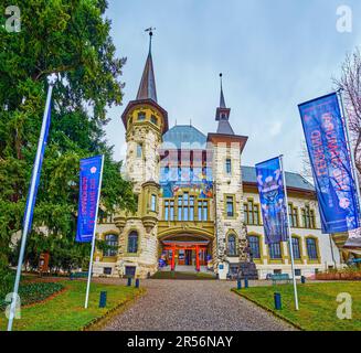 BERN, SCHWEIZ - 31. MÄRZ 2022: Fassade des Berner Historischen Museums am 31. März in Bern, Schweiz Stockfoto