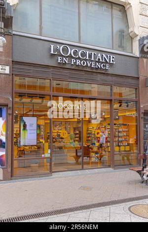 Budapest, Ungarn - 31. Juli 2022: French Cosmetics Loccitane en Provence Shop in der Vaci Street in der Hauptstadt Sommertag. Stockfoto