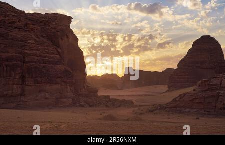 Die Morgensonne scheint über felsigen Wüstenformationen, typische Landschaft in Al Ula, Saudi-Arabien. Stockfoto