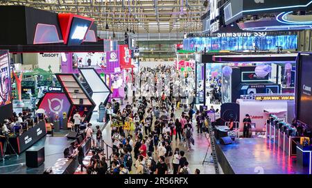 Schanghai. 1. Juni 2023. Das Foto des Interviewpartners zeigt Personen, die ChinaJoy 2021 in Shanghai, Ostchina, besuchen. ChinaJoy, Asiens größtes jährlich in Shanghai stattfindendes Spiel-Event, findet vom 28. Bis 31. Juli statt und zieht bis jetzt fast 500 Unternehmen aus 22 Ländern und Regionen an, so das Organisationskomitee am Mittwoch. DAZU KOMMT „im Juli haben sich fast 500 Unternehmen für ChinaJoy in Shanghai angemeldet“. Kredit: Xinhua/Alamy Live News Stockfoto