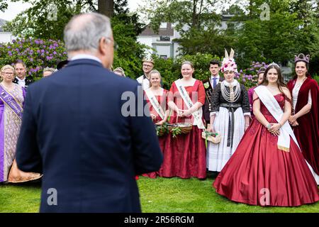 Hannover, Deutschland. 01. Juni 2023. Stephan weil (SPD) Ministerpräsident Niedersachsens steht vor der Ernte und produziert Könige und Königinnen bei einem Empfang im Garten des Gasthauses der niedersächsischen Landesregierung. Kredit: Michael Matthey/dpa/Alamy Live News Stockfoto