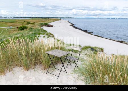 Holztisch und -Stühle an einem Strand in Norddeutschland, Schleswig Holstein Stockfoto