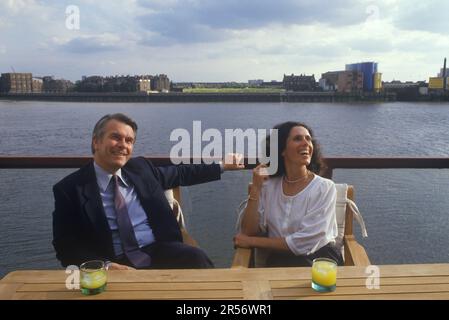 David Owen MP (Lord Owen) und Frau Debbie. Politiker 1980er England. In ihrem Apartment in der Narrow Street Wapping East London haben Sie Blick auf die Themse. Stockfoto