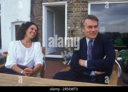 David Owen MP (Lord Owen) und Frau Debbie. Britischer Politiker 1980er England. In ihrer Wohnung in der Narrow Street, Wapping East London. HOMER SYKES Stockfoto