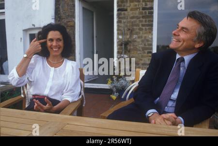 David Owen MP (Lord Owen) und Frau Debbie. Britischer Politiker 1980er England. In ihrer Wohnung in der Narrow Street, Wapping East London. HOMER SYKES Stockfoto