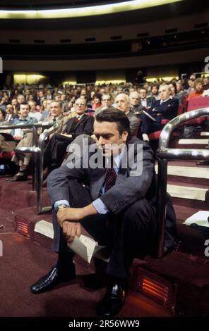 David Owen Abgeordneter (Lord Owen) Sozialdemokratische Partei SDP, Wembley Conference Centre Parteiversammlung. Er wartet auf die Stufen und hält eine Rede. 1981 1980er Jahre Rechtsverehrter David Anthony Llewellyn Owen Baron Owen CH PC MD der Sozialdemokratischen Partei SDP Wembley, North London England Vereinigtes Königreich. HOMER SYKES Stockfoto