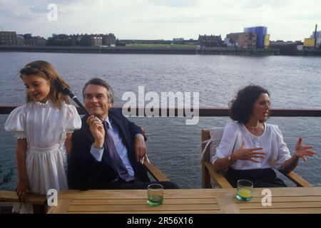 David Owen MP (Lord Owen) mit Tochter Lucy und Frau Debbie. Britischer Politiker 1980er England. In ihrer engen Straße, Wapping East London Apartment, mit Blick über die Themse. HOMER SYKES Stockfoto