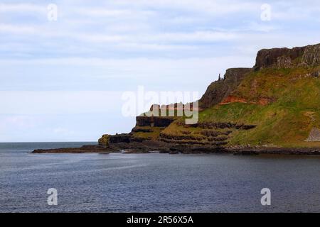 Küste des Giant's Causeway mit den sogenannten Chimney Stacks, Bushmills, County Antrim, Nordirland, eine berühmte UNESCO-Weltkulturerbestätte. Stockfoto