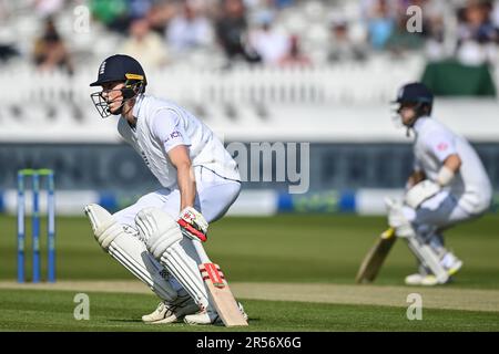 ZAK Crawley of England greift während des LV= Insurance Day One Test Match England gegen Irland bei Lords, London, Großbritannien, 1. Juni 2023 (Foto: Craig Thomas/News Images) Stockfoto