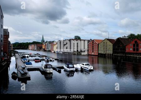 Gebäude entlang des Flusses Nid in Trondheim, Norwegen Stockfoto