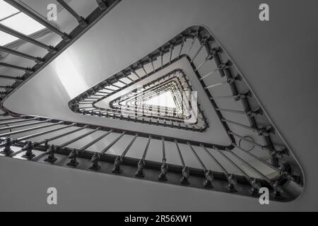 Blick auf eine Holztreppe und eine Eisenstange von oben Stockfoto