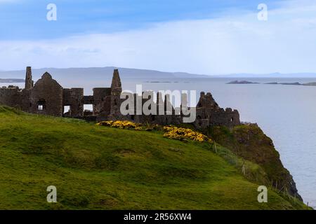 Dunluce Castle Ruine mit Blick auf den Nordatlantik, Country Antrim, Nordirland. Stockfoto