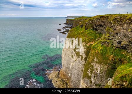 Die zerklüftete Kliffküste am Nordatlantik, Bushmills, Country Antrim, Nordirland. Stockfoto