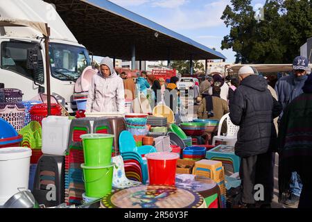 Mahdia, Tunesien, 29. Januar 2023: Ein geschäftiger Marktplatz voller Männer, die eine Vielzahl von Speisen, Getränken und Einzelhandelsartikeln an Verkaufsständen im Messegelände der Stadt verkaufen Stockfoto