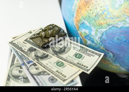 Grüner Panzer auf einer ukrainischen Karte Stockfoto