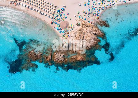 Luftblick auf wunderschönen Strand mit weißem Sand, Sonnenschirmen, Meer Stockfoto