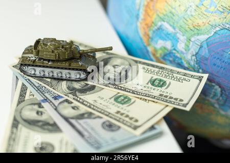 Miniatur-Spielzeugtank auf der Karte von Belarus Litauen. Stockfoto