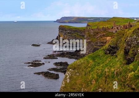 Dunluce Castle Ruine mit Blick auf den Nordatlantik, Country Antrim, Nordirland. Stockfoto